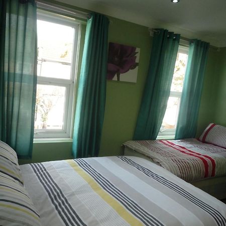 Three Bedroom House Lancaster Road ロンドン エクステリア 写真