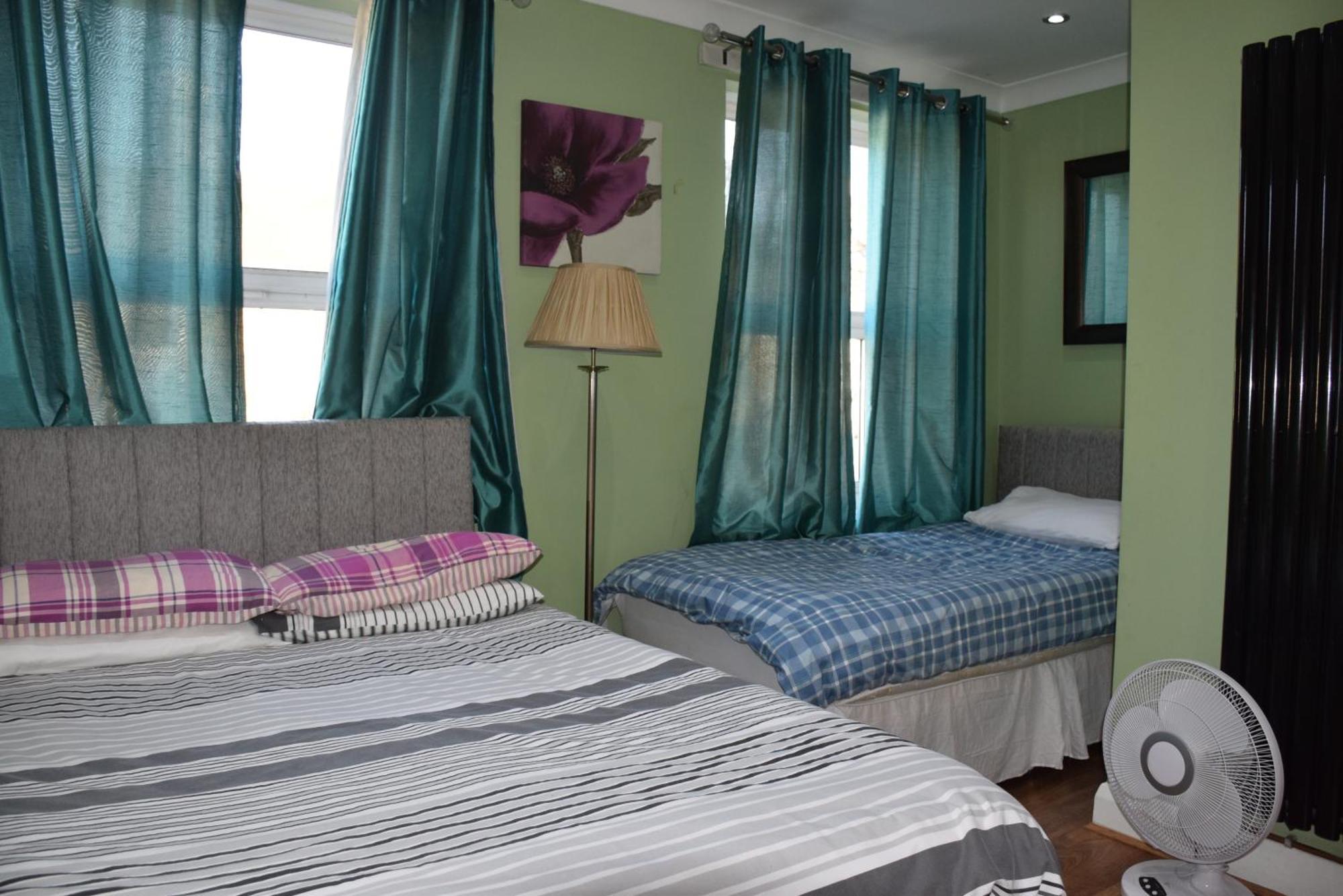 Three Bedroom House Lancaster Road ロンドン エクステリア 写真